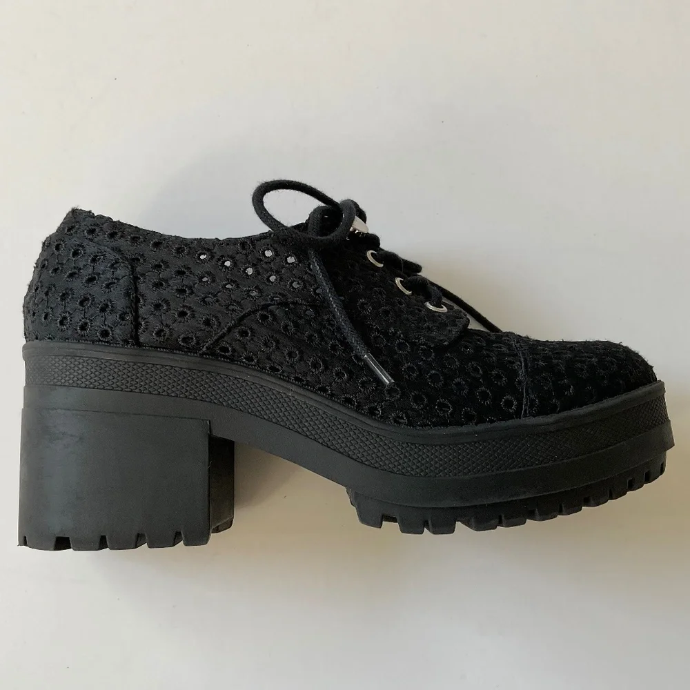 URBAN OUTFITTERS Eyelet Oxford Platform Black Size 7 LIKE NEW